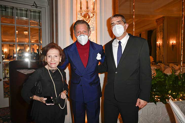 Ada Cegla, Lapo Elkann, Prof. Yitshak Kreiss / "Drink, Dance, Donate - A Hot Party in the Snow" zugunsten des Sheba Medical Center im Hotel Carlton in St. Moritz, Schweiz am 17.02.2022 / Foto: BrauerPhotos / S.Brauer